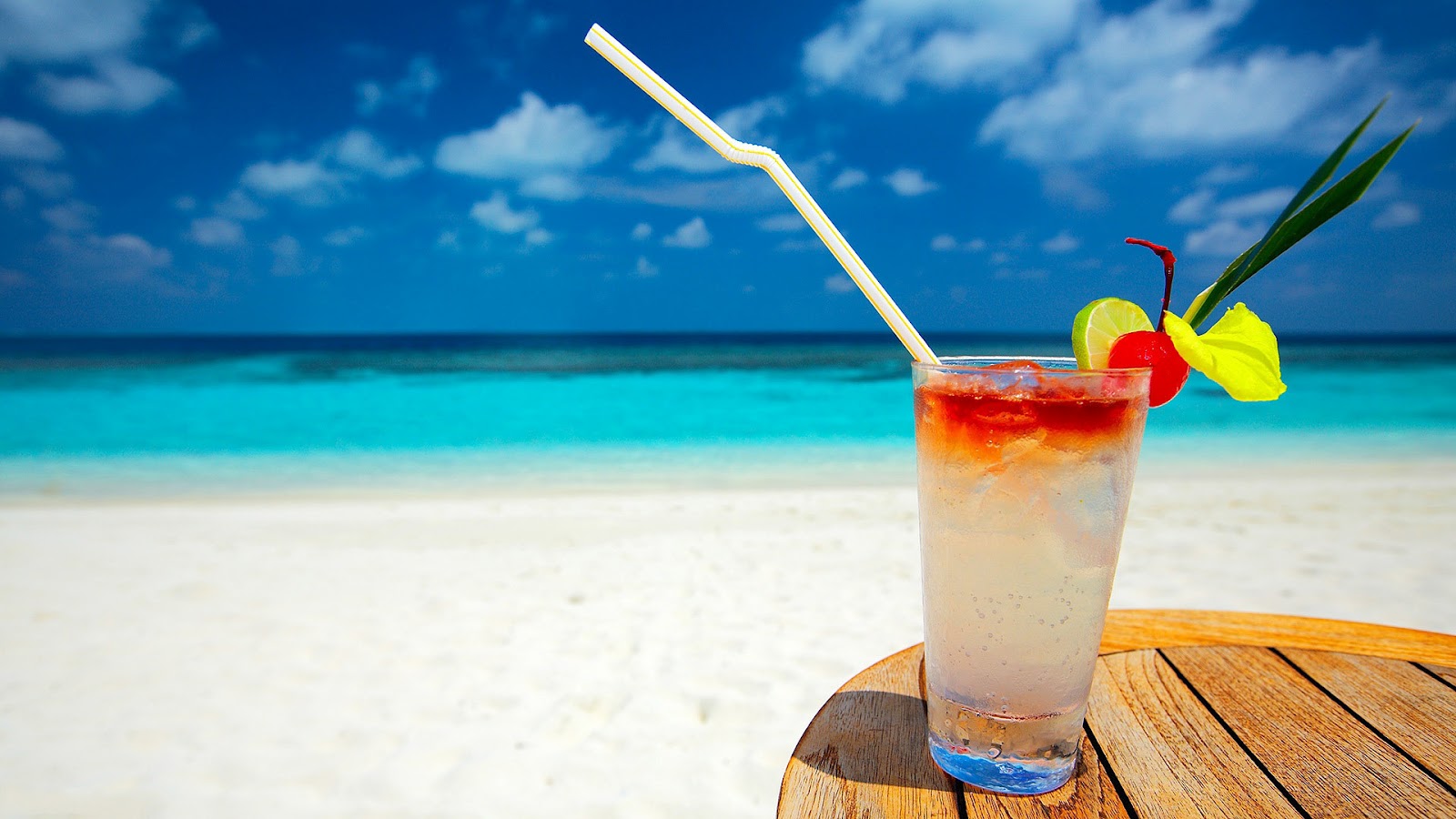 cocktail aan strand.jpg